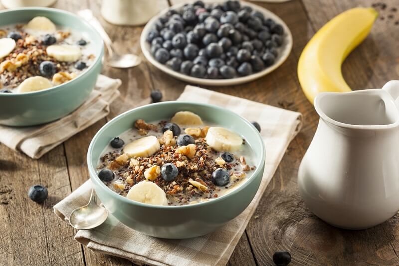 Müsli mit Früchten und Chia