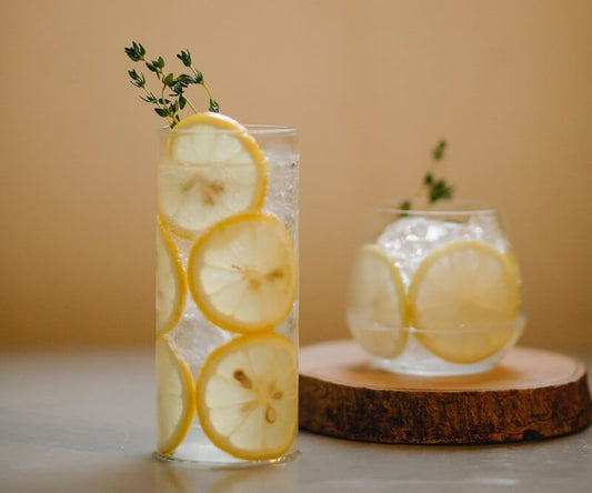 Wasser am Morgen wie Sahne: Warum lohnt es sich, den Tag mit einem Glas Wasser mit Zitrone zu beginnen?