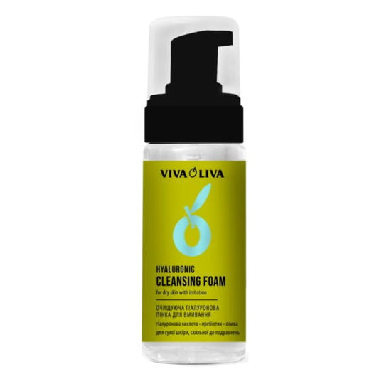 Viva Oliva Gesichtswaschschaum von UKRAIŃSKIE KOSMETYKI in 150 ml Flasche, zeigt den schäumenden Gesichtsschaum in der Hand