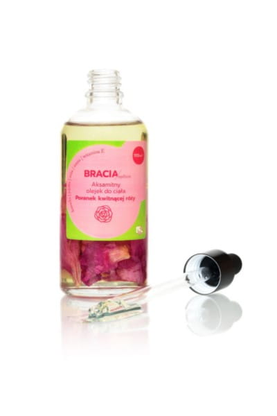 Flasche mit Soap Brothers Morning Rose Blossom Oil von BRACIA MYDLARZE, rosa Blüten und Öl in einer eleganten Verpackung.