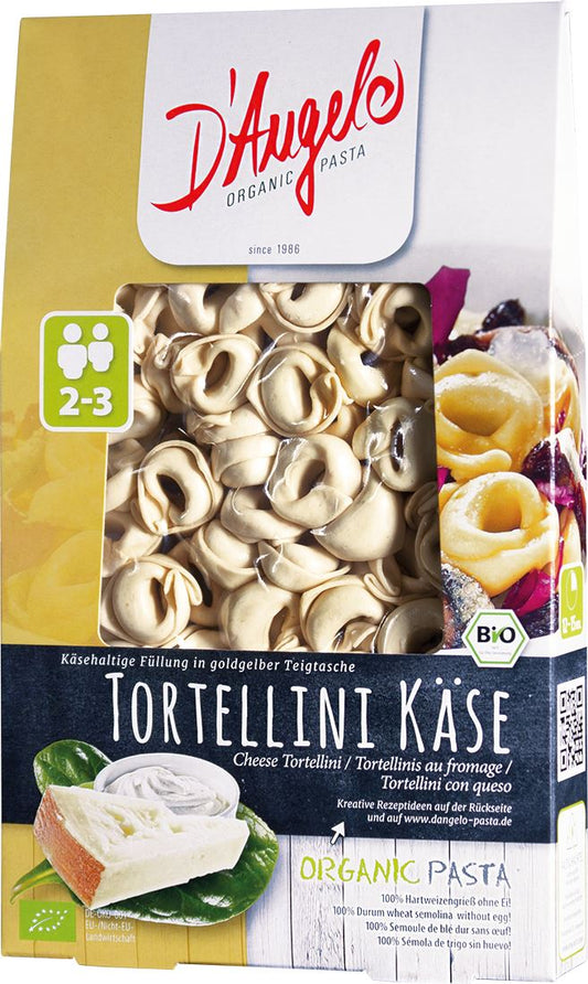 Frischer Bio-Tortellini mit Käse von D'Angelo, 250 g, auf einem Teller mit frischen Zutaten, detailreiche Nahaufnahme