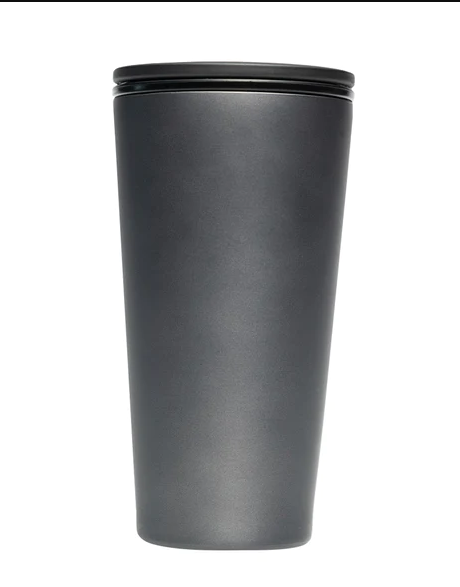 Edelstahl Slide Mug in Antrazit von CHIC-MIC, 420 ml, mit Slide-Verschluss und robustem Design, ideal für unterwegs.