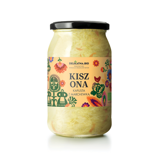 Bio Sauerkraut mit Karotten von ZAKWASOWNIA, 900 g, fein gewürzt, in einem Glas mit Sauerkraut und Karotten.
