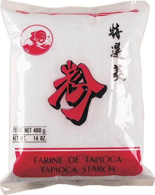 Tapiokamehl von MERRE in 400 g Verpackung, feines weißes Mehl für Kochen und Backen, auf einem Küchenhintergrund.