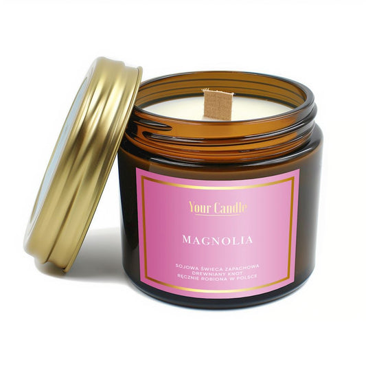 Soja-Holz-Duftkerze Magnolia von YOUR CANDLE, 120 ml, brennend mit sichtbarem Holzdocht und blumigem Magnoliaschimmer.
