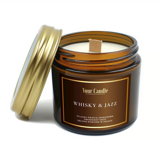 SOJA-Duftkerze mit Baum-Whiskey & Jazz, 120 ml, von YOUR CANDLE, zeigt brennende Kerze in Glas mit warmem Licht.