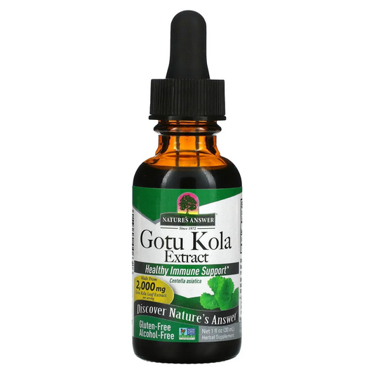 Naturreines Gotu Kola Extrakt von Nature's Answer in 30 ml Flasche, mit grünen Gotu Kola Blättern auf weißem Hintergrund