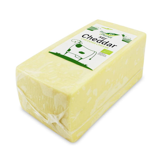 Bio Cheddar Käse von BIO PLANET, 2 kg, cremige gelbe Käseplatte auf Holzuntergrund, frische und hochwertige Käsequalität