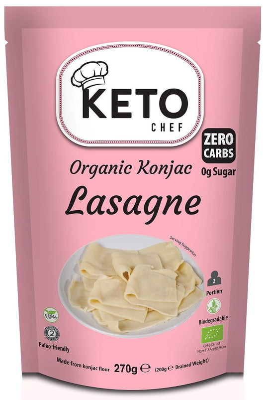 KONJAC Nudeln Lasagne, glutenfrei und bio, von BETTER THAN FOODS, auf einem Teller mit Lasagne-Zutaten, close-up.