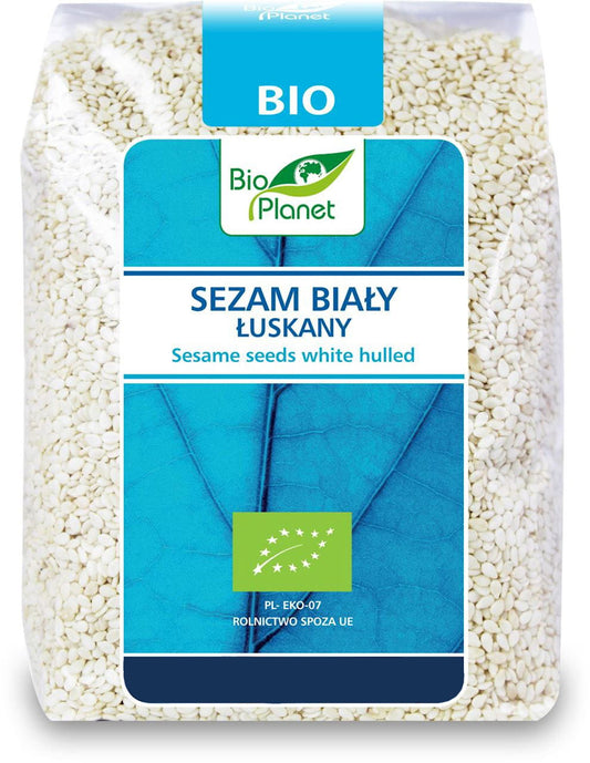 Geschälter weißer Bio Sesam von BIO PLANET in 250 g Packung, Nahaufnahme der Sesamsamen auf weißem Hintergrund