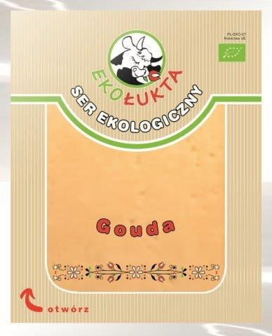 Bio Gouda-Käsescheiben von EKO ŁUKTA, frisch und cremig, auf einem Holzbrett mit Messer, Nahaufnahme von zwei Scheiben.