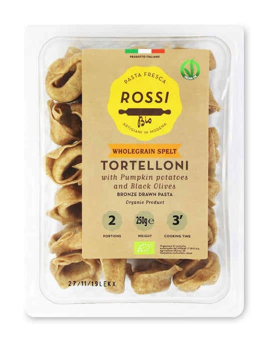 Dinkel-Tortelloni mit Kartoffelkürbis und Oliven von PASTA FRESCA ROSSI, Bio, 250 g, auf einem Teller.