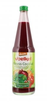 Eingelegter Gemüsesaft "Fitnesscocktail" von VOELKEL, Demeter BIO, 700 ml Flasche, zeigt den klaren, gemüsigen Saft in Flasche