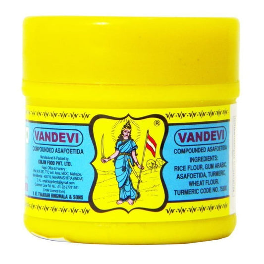 VANDEVI Asafoetida Asafötida Hing indisches Gewürz 50g, close-up mit Gewürz in der Verpackung auf weißem Hintergrund