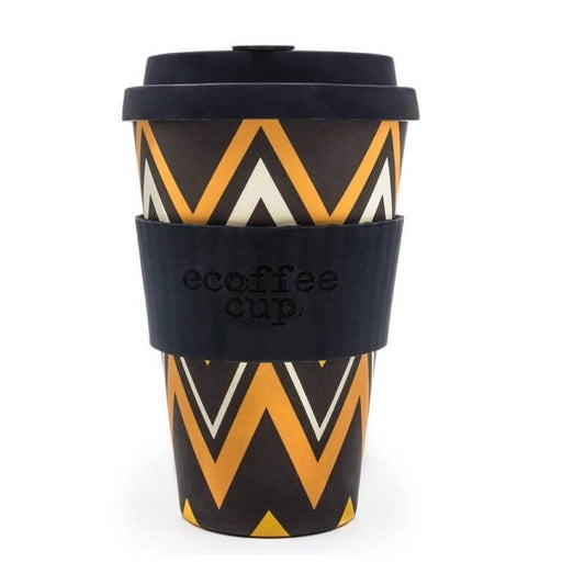 Bambusfaser Becher mit Zickzack-Design, 400 ml, ECOFFEE CUP, umweltfreundlicher Kaffee- oder Teebecher vor weißem Hintergrund
