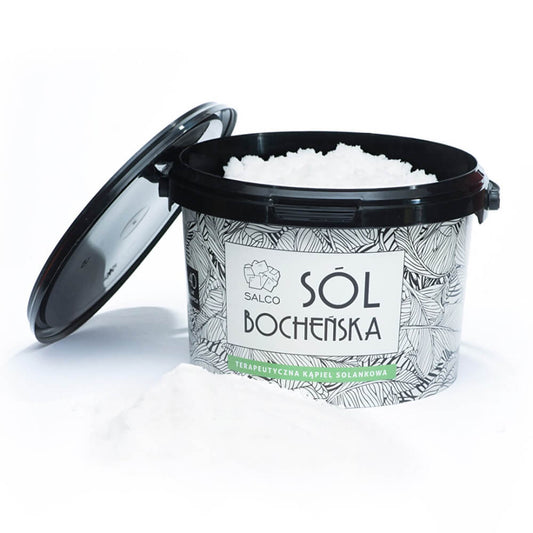 Therapeutisches Zirben-Solebad mit Salz von SALCO, 3 kg, zeigt das Salz in einer Schüssel mit Zirbenholzstücken.