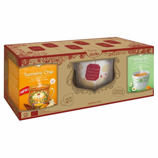Goldener Chai-Tee mit Kurkuma und Aloe Vera in einer weißen Tasse, YOGI TEA BIO, 34 g.