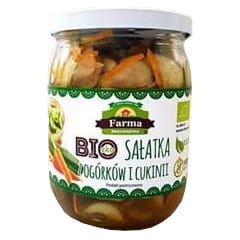 Frischer Gurken-Zucchini-Salat BIO von FARMA ŚWIĘTOKRZYSKA, in einer Schale, mit grünen Gurken und Zucchini, auf einem Teller.