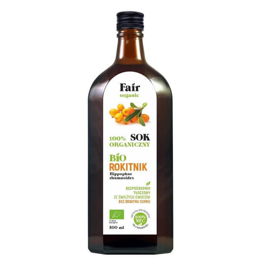 Bio Sanddornsaft NFC von FAIR ORGANIC in 500 ml Flasche, frisch und natürlich, zeigt die Sanddornbeeren und die Flasche vor einem weißen Hintergrund.