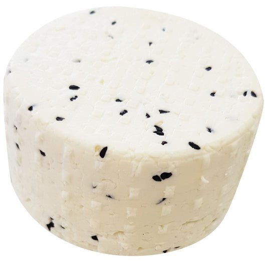 Frischer Naturkäse mit Schwarzkümmel von KNIAŹ, ca. 350 g, in einer weißen Schale auf Holzplatte.