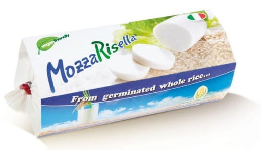 Veganer Mozzarella aus gekeimtem Vollkornreis, BIO-Qualität, 200 g, von MOZZARISELLA auf einem Teller mit frischen Zutaten