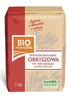 Dinkelmehl Graham Typ 1850 von BIO HARMONIE, 1 kg Bio-Qualität, fein gemahlen in einer Packung auf weißem Hintergrund.