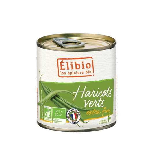 Frische grüne Bohnen im 400g EKO ELIbio Verpackung, knackig und grün, auf einem weißen Hintergrund.