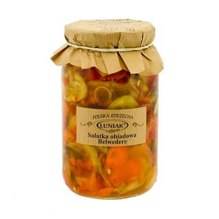 Belweder Abendsalat von LUNIAK in 900ml Verpackung, frisch und knackig mit buntem Gemüse, auf einem Teller serviert.