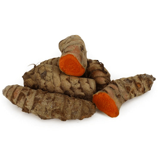 Frisches Bio-Curcuma in Mehrfachpackung, ca. 2 kg, von BIO PLANET, mit gelbem Wurzelgemüse und grünen Blättern.