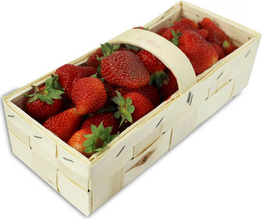 Frische BIO PLANET Bio-Erdbeeren, polnisch, in 2 kg Verpackung, saftig und rot, auf einem Tisch mit grünen Blättern.