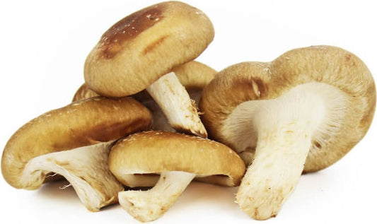 Frische Bio Shiitake-Pilze von BIO PLANET, ca. 0,20 kg, auf einem Holztisch präsentiert, perfekt für gesunde Gerichte.