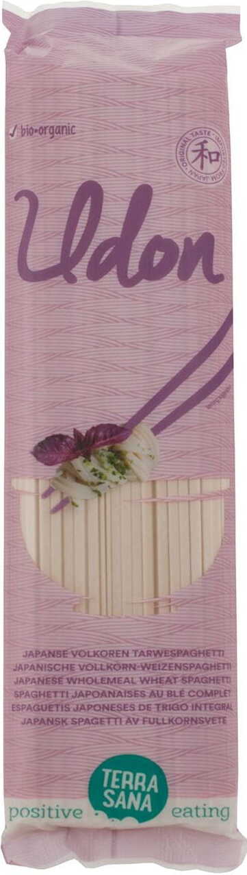 BIO Udon-Nudeln von TERRASANA, 250 g Packung, frische japanische Weizennudeln in einer weißen Packung auf einem Holztisch