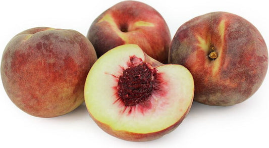 Frische, saftige Bio-Pfirsiche von BIO PLANET, ca. 0,50 kg, liegen auf einem Holztisch, bereit zum Verzehr.