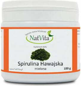 Hawaiianisches Süßwasser-Spirulina-Pulver von NATVITA, 50 g, feines grünes Pulver in einer transparenten Verpackung.