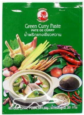 Grüne Currypaste von COCK BRAND in 50g Verpackung, zeigt die grüne, würzige Paste in einer offenen Schale.