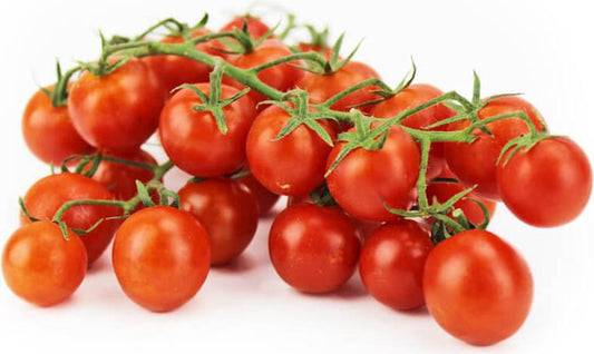 Frische Bio-Cherry-Tomaten am Zweig, ca. 0,25 kg, von BIO PLANET, auf dem Markt.
