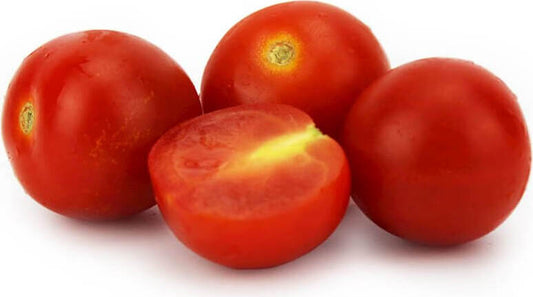 Frische, rote BIO PLANET Kirschtomaten, ca. 250g, auf einem Holztisch, ideal für Salate und Snacks
