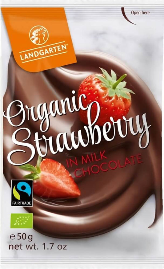 Gefriergetrocknete Erdbeeren in Vollmilchschokolade von LANDGARTEN, glutenfrei, BIO, 50 g, Nahaufnahme der Schokoladen-Erdbeeren.