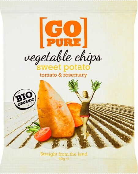 Knusprige glutenfreie Süßkartoffelchips von GO PURE, BIO-Qualität, 40 g, auf einem weißen Teller liegend