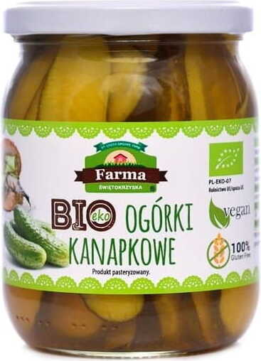 Bio-Sandwichgurken von FARMA ŚWIĘTOKRZYSKA in einer Packung mit 480 g, frisch und knackig, auf einem Teller präsentiert