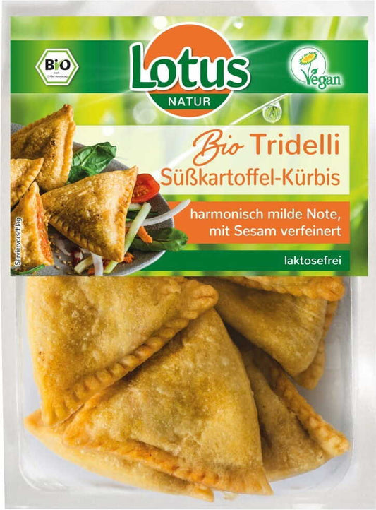 Bio Gemüseknödel mit Süßkartoffeln und Kürbis von LOTUS, frisch zubereitet, auf einem Teller serviert.