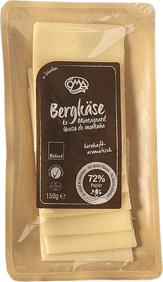 Geräucherter BIO Bergkäse Scheiben von OMA, 150 g, mit 45% Fett in der Trockenmasse, auf einem Teller präsentiert