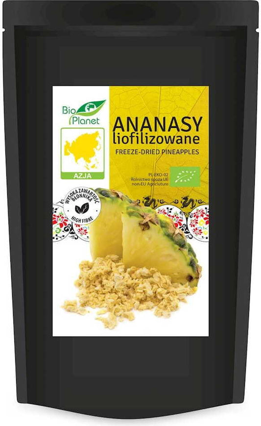 Gefriergetrocknete Bio-Ananas von BIO ASIA, 30 g, auf einem weißen Teller, frische, getrocknete Ananasstücke, natürliche Bio-Qualität.