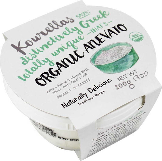 Bio-Anevato-Käse von Kourellas, 200 g, cremiger italienischer Käse mit Kräutern, auf weißem Hintergrund.