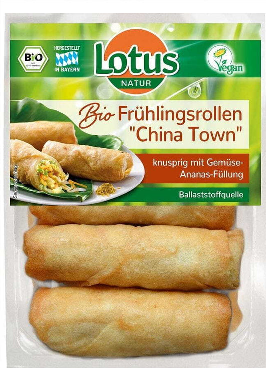 Bio Gemüsefrühlingsrollen von LOTUS, 200 g, mit frischem Gemüse in knusprigem Teig, auf einem weißen Teller serviert