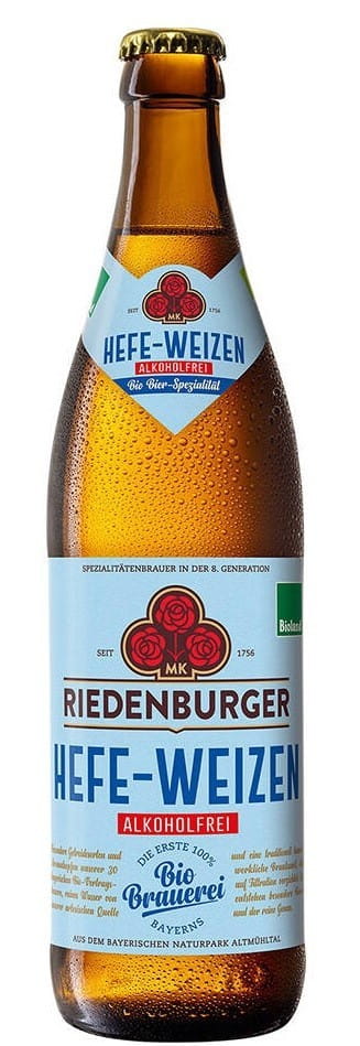 Alkoholfreies Bio-Weizenbier von Riedenburger, 500 ml Flasche, mit goldener Farbe und Schaumkrone, auf einem Holztisch.
