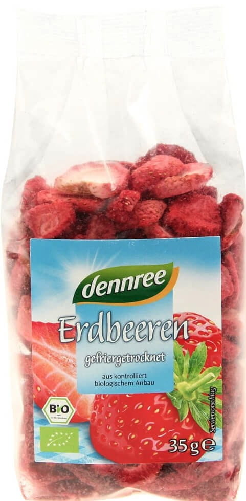 Gefriergetrocknete Bio-Erdbeeren von DENNREE, 35 g, Nahaufnahme der getrockneten, roten Erdbeeren in einer Packung