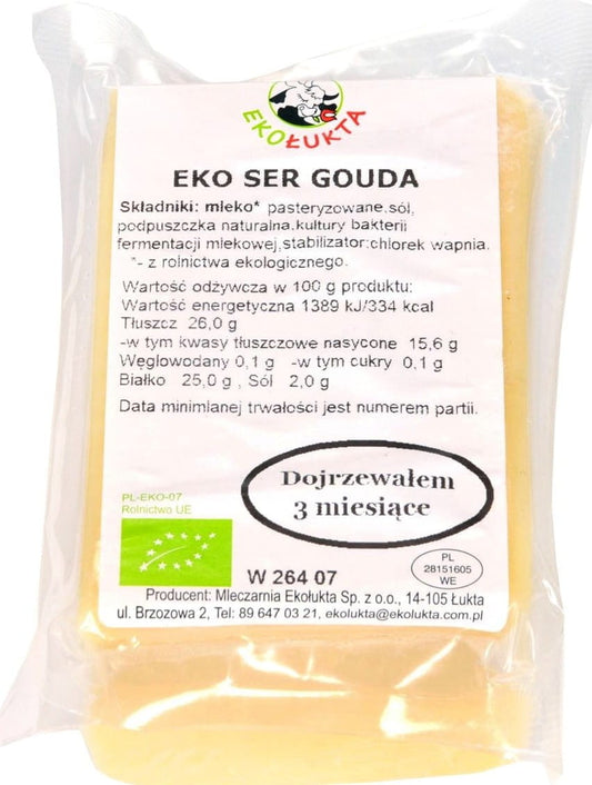 Bio-Gouda-Käse von ECO ŁUKTA, 300 g, cremige, gelbe Käseplatte auf weißem Hintergrund, authentisches Produkt aus biologischer Landwirtschaft