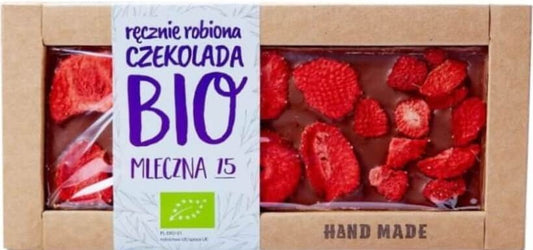 Milchschokolade mit Erdbeeren, BIO, 53 g von STAROPOLSKA SÜSSWAREN, zeigt Stücke mit frischen Erdbeeren in Milchschokolade