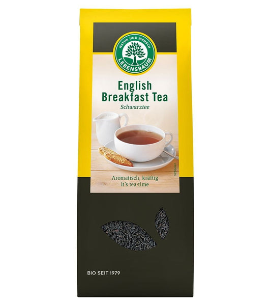 Bio englischer Frühstücks-Blatttee von LEBENSBAUM, 100 g Packung mit frisch gebrühtem Tee in einer Teekanne.